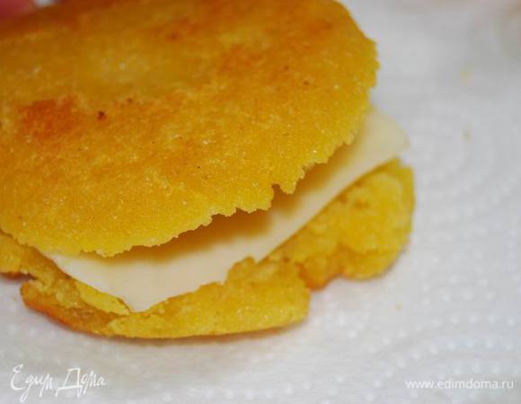 Еще горячими мчади нужно быстро разрезать ножом( как книжку) и вложить в них ломтик сулугуни - чтобы он успел растаять. 