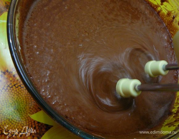 Добавить ванильный сахар,сахар,соль и вбить по одному яйцу,взбивая все миксером.