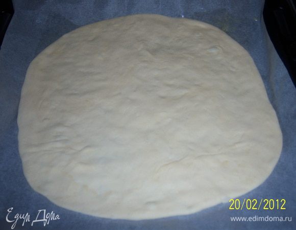 раскатать пласт диаметром 35-40см. и толщиной 1см.Противень постелить пергаментом и смазать сливочным маслом. Выложить раскатанный пласт
