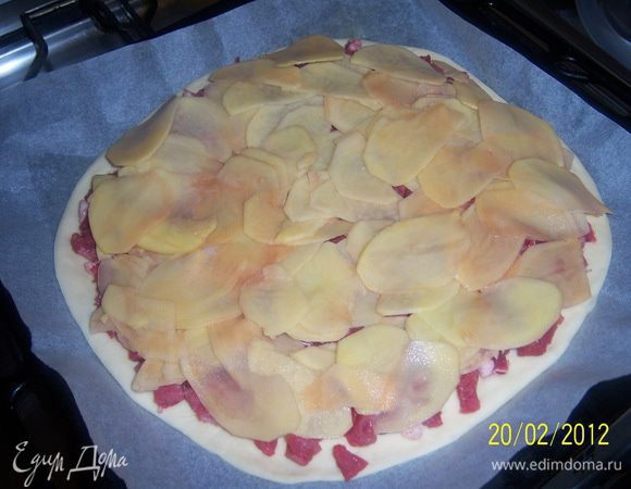 ...выложить картофель тонким слоем