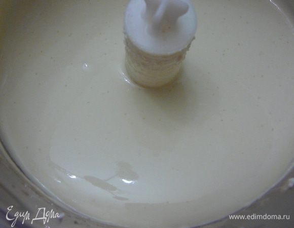 Для приготовления чиза,творог протереть через сито.Затем в блендере сбить с сахаром и яйцом.Добавить ликер и еще раз тщательно взбить.