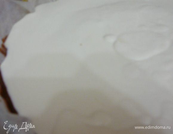 Творожную массу выложить на шоколадный слой,разровнять,можно зубочисткой слегка смешать слои,сделав мраморный рисунок на творожном слое.