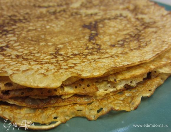 
[b]Важно![/b]
"Резиновость" блинов определяется наличием клейковины. Это может зависеть от сорта муки, а также от времени расстойки. Обычно минут двадцати хватает. Кроме того, если вы хотите, чтобы у вас образовались "дырочки", ваша сковорода должна быть довольно сильно нагрета, т.е. делайте огонь немного выше среднего. Если вы понаблюдаете за процессом приготовления, то лучшие блины получаются где-то с середины готовки. Как раз тесто постояло и сковорода хорошо прогрелась.