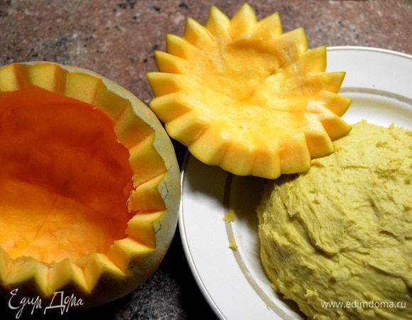 Чищу тыкву,режу на кусочки мякоть тыквы,кладу в кастрюльку слив.масло и отвариваю до мягкости,в дуршлаге отделяем тыкву от сока и сделать тыквенное пюре.