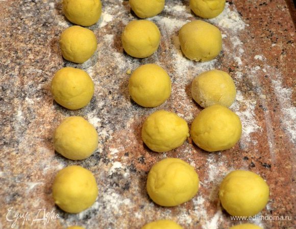 Добавить муки,сыра и мускатного ореха, приправить по вкусу, накрыть и остужать в холодильнике 30 мин. Сформировать маленькие шарики и отварить в соленой воде с зеленью укропа и петрушки, пока они не всплывут.