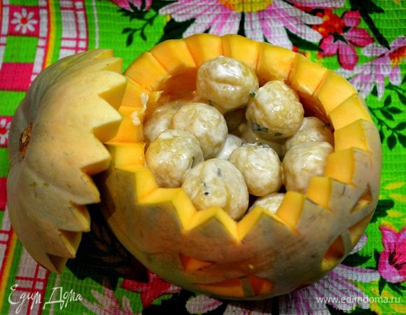 В сок из под тыквы добавить сметану и сыр...этим соусом полить наши ньёки!!!