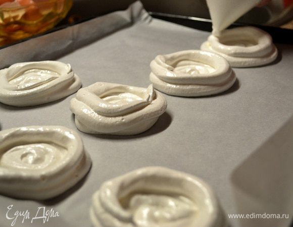 Рецепт с яичными белками, взбитые белки с сахаром, а затем слегка запеченные, чтобы снаружи они стали хрустящими, а внутри мягкими и тягучими.На меренги у меня ушло 4белка и стакан сах.песка.