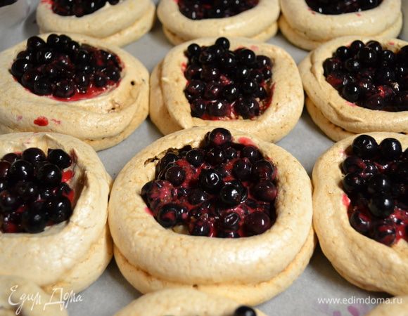 взяла с морозилки мороженую чёрную смороду растолкла и добавила ложку крахмала,перемешать ягоды и разложить по меренгам,сверху посыпала целыми ягодками....и в духовку мин.на 15-20.