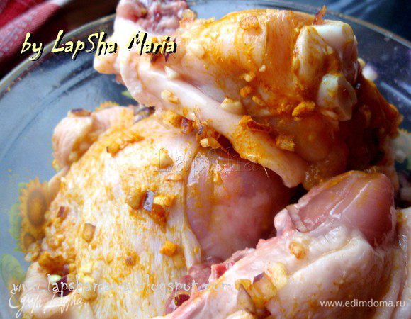 Куриные бедра хорошенько помоем. Я срезала с них лишний жир и немного кожи. Советую вам его не выкидывать, его прекрасно можно использовать для обжарки вместо масла. Подготовленные бедра хорошо натрем солью и опустим в миску с луком, чесноком и специями. Всё перемешаем. 