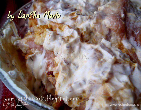 Добавим к курице сметану, и ещё разок все перемешаем, так чтобы маринад обволакивал каждый кусочек. И оставим курочку мариноваться как минимум на 30 минут. 