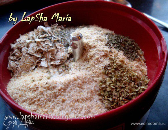 А пока займемся подготовкой пряной панировки. В миску для блендера, или кофемолку (на крайний случай в ступку) положим хлопья, сухари, отруби, травы и соль.