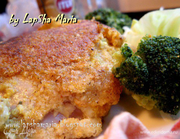 Обжаренные бедра положим на противень или в форму и отправим запекаться минут 35-45. Зависит от размера ваших бедер. Таким образом можно запекать не только бедра, но и голени или даже филе. Получается очень ароматно и вкусно, а корочка приятно похрустывает. Приятного аппетита!