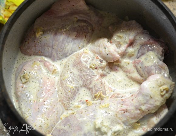 Чистим курицу,промываем,режем на кусочки и закладываем в чугунок.