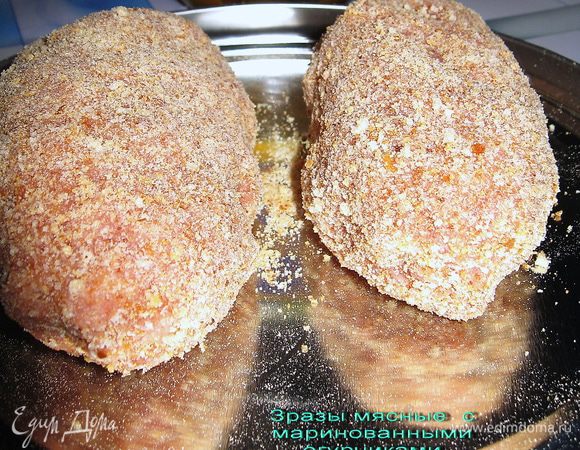 Закрыть огурчик мясным фаршем и обвалять в сухарях.