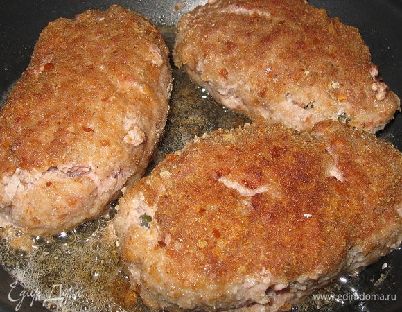 Положить зразы на сковороду и обжарить на растительном масле на умеренном огне до готовности.