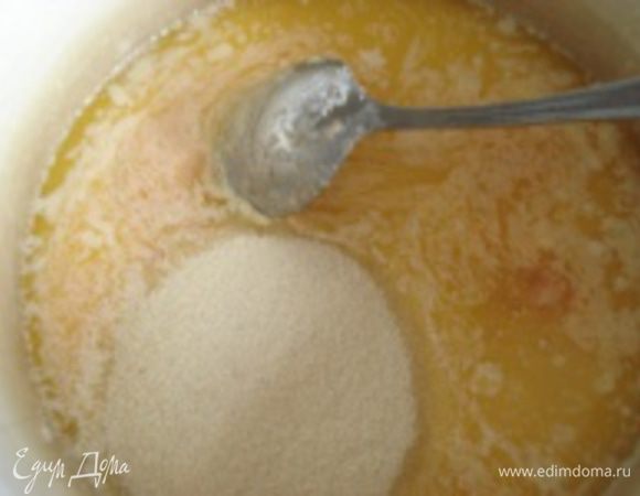 Затем морковь протереть в блендере. В морковное пюре добавить сахар, оставшееся молоко, манную крупу, сливочное масло.