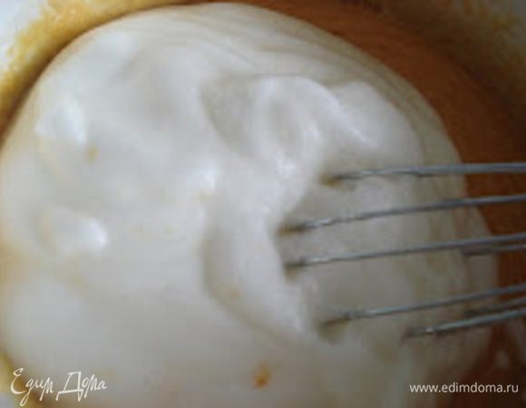 Отделить белки от желтков. Вести желтки в получившуюся массу. Взбить белки в устойчивую пену и ввести в тесто. Аккуратно перемешать.