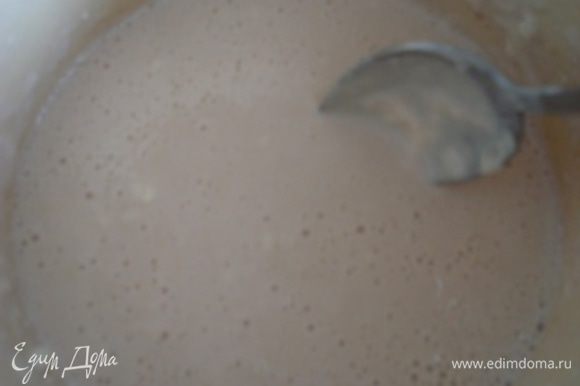 Рисово-сырные блины: Растворить дрожжи в 1 стакане подогретого молока, добавить пшеничную муку и часть сахара, перемешать, оставить на некоторое время, чтобы опара немного поднялась.