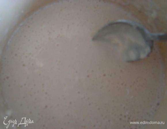 Рисово-сырные блины:
Растворить дрожжи в 1 стакане подогретого молока, добавить пшеничную муку и часть сахара, перемешать, оставить на некоторое время, чтобы опара немного поднялась.