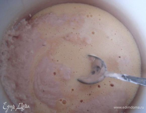 Отделить яичные желтки от белков. Желтки растереть с оставшимся сахаром и солью.
После того как смесь поднимется, добавить растертые желтки, рисовую муку, растопленное сливочное масло, оставшееся молоко. Все хорошо перемешать и поставить в теплое место, чтобы тесто немного подошло.