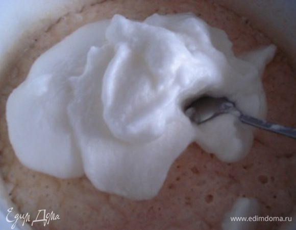 Взбить белки до устойчивых пиков и ввести в подошедшее тесто и перемешать.