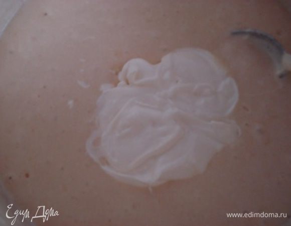 Отдельно взбить сливки и ввести в тесто. Хорошо перемешать.