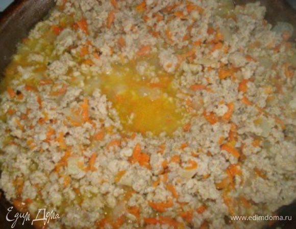 Укропные блины с мясным фаршем:
Лук нарезать мелкими кусочками, морковь натереть на крупной терке. Обжарить лук с морковью на растительном масле до золотистого цвета. Добавить мясной фарш, посолить, поперчить и тушить до готовности.