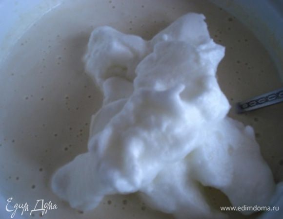 Желтки растереть с сахаром и солью, постепенно добавить по очереди молоко и муку с разрыхлителем, тщательно вымешивая, чтобы не было комочков. Белки взбить в устойчивую пену и добавить в тесто. Перемешать.