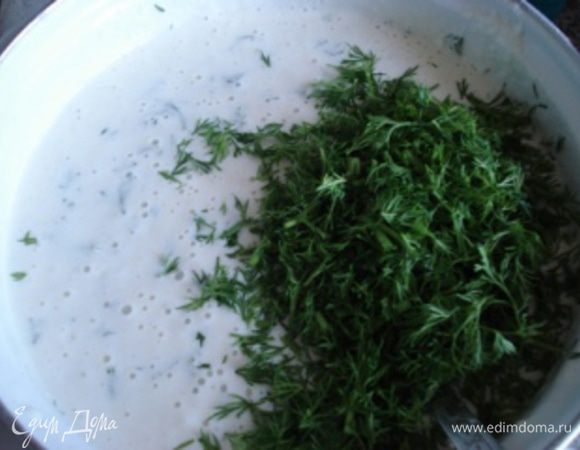 Мелко нарезать укроп и добавить в тесто, хорошо все вымешать. Сразу же начать выпекать блины. Хорошо выпекать с одной стороны, не выпекая с другой или перевернуть на 10 секунд.