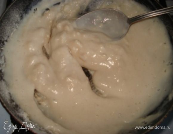 Ввести в муку молоко и хорошо вымесить, чтобы не было комочов.