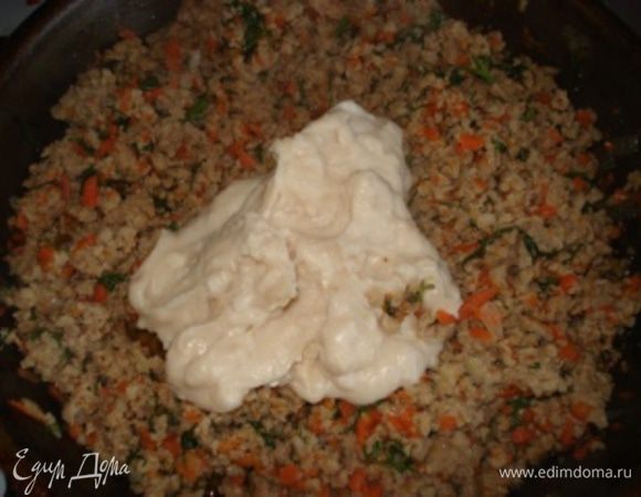 Добавить белый соус в фарш и перемешать до однородности. Начинка получается очень сочной и нежной.