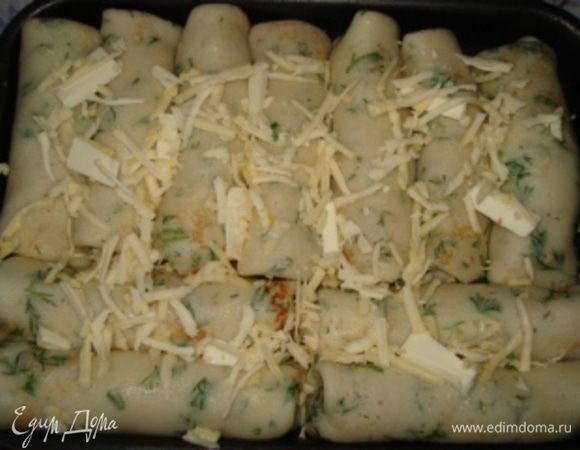 Блины уложить на противень и посыпать тертым сыром