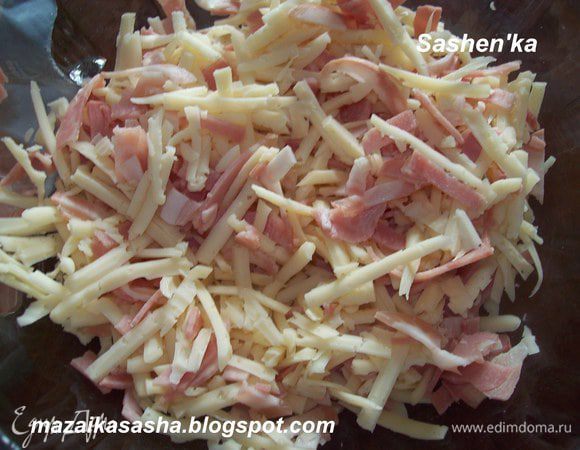 ветчину режем тонкими брусочками (у меня был варено - копченый бекон). Сыр трем на терке (хотите крупно, хотите мелко)