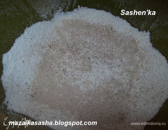 Муку просеять добавить соль, перец, дрожжи и яйца. Перемешиваем все это до однородной массы.