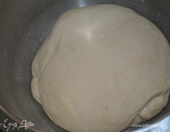 Все ингредиента для теста смешать и замесить мягкое нетугое тесто. Оставить подходить до увеличения объема вдвое. 