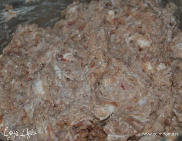 Для начинки помидоры и зелень порубить, лук и чеснок мелко порезать (я пропускала через мясорубку с мясом, т.к. муж не жалует лук и приходится маскировать)))).  Фету покрошить.  Томатную пасту развести водой, добавить к фаршу, перемешать, добавить все остальные ингредиенты, перемешать. Посолить, поперчить, добавить специи.