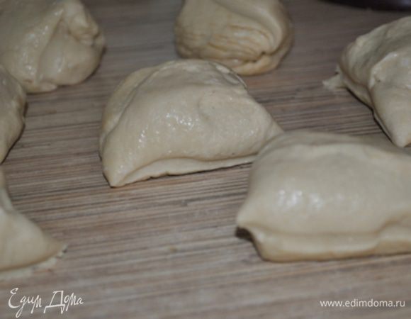 Готовое тесто разделить на 8 частей. Оставить на 10 минут. Включить духовку на 180 градусов.