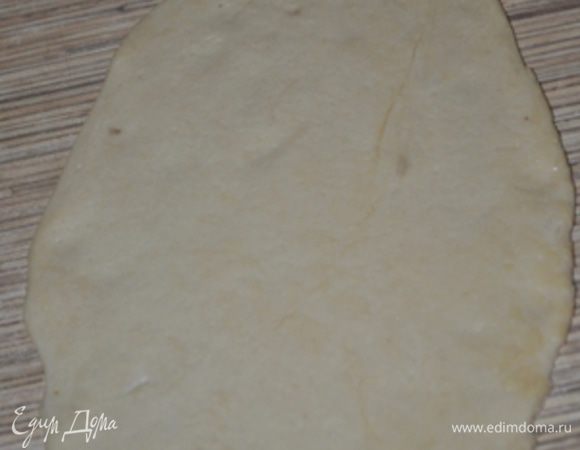 Каждый кусочек теста раскатать в овальную тонкую лепешку 
