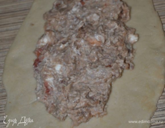 Сверху положить фарш, примерно 1 ст.л. с большой горкой и слегка размазать.