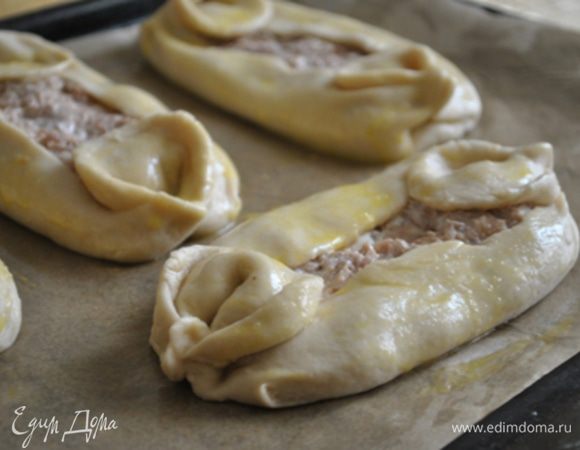 Выложить пиде на противень, смазать желтком и отправить в духовку на полчаса. 