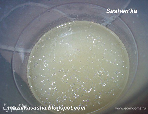 В отдельной миске смешать до однородной массы вино и растительное масло