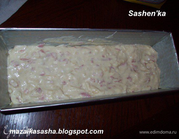 Выкладываем тесто в форму и накрываем пергаментом. Отправляем в заранее  разогретую духовку до 190 гр. на 45 минут. За 10 минут до окончания выпечки пергамент снять.