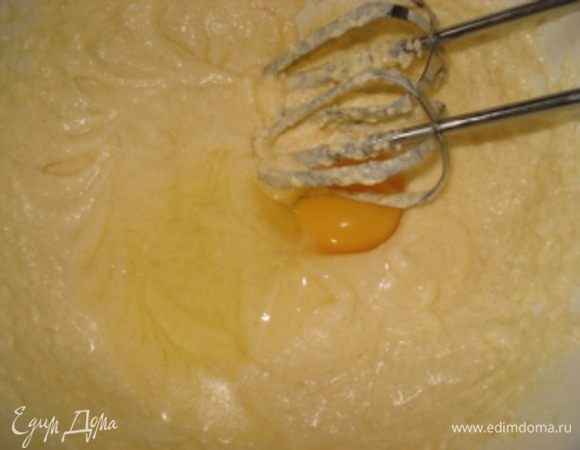 Добавить по одному яйца и продолжать взбивать.