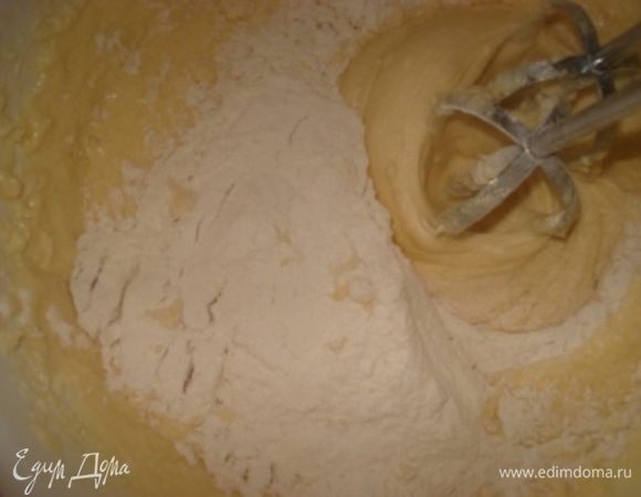 Просеять муку с разрыхлителем и маленькими порциями ввести теста, размешать и добавить ром.Хорошо вымесить тесто.