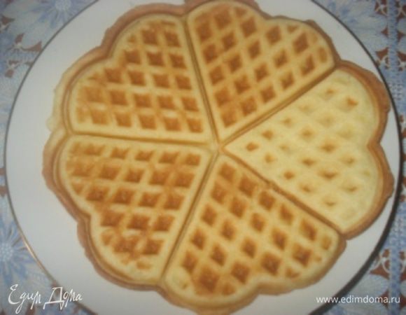 Сразу же выпекать вафли в вафельнице, установить разогрев на максимум.