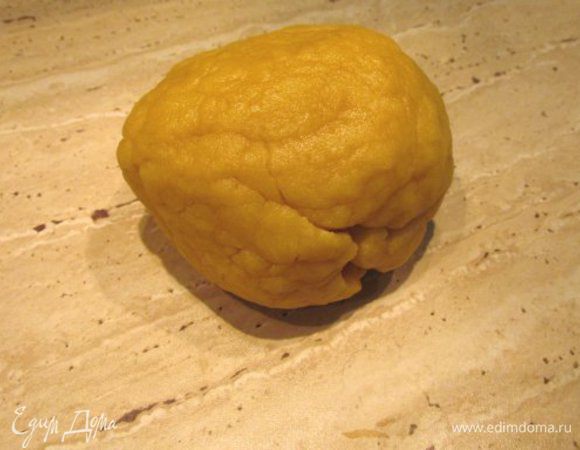 Для теста нужно в просеянную муку влить куриные желтки, добавить соль,сахар, растопить сливочное масло, влить в муку и перемешать. Затем добавлять воду и замешивать тесто! Готовое тесто убрать в холодильник  на 30 минут. 