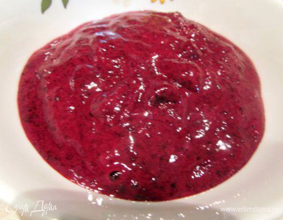 Приготовить начинку: ягоды с сахаром измельчить в блендере и добавить 1,5 ст.л. крахмала. Перемешать.