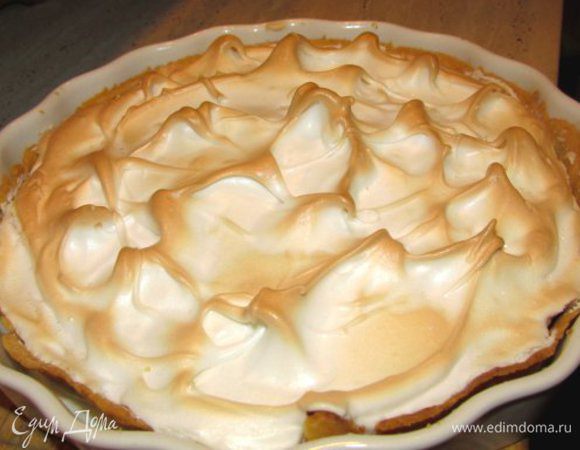 Тем временем взбить охлажденные белки с лимонным соком до пышной пены, постепенно вести в белки сахарную пудру, не переставая взбивать. Взбить белки до мягких пиков. Нанести белки на ягодный слой. Отправить в духовку (180С) до легкого зарумянивания белков (минут 10-15). Готовый пирог охладить. Кушать полностью остывшим. После остывания на пироге начинают постепенно проступать "слезы ангела" - капельки очень похожие на утреннюю росу или слезки (очень мило)!!!!