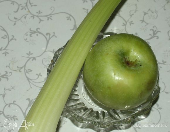 Чистим яблочко от кожуры и сердцевины. Укладываем яблоко и сельдерей в блендер, подливаем 20 мл сыворотки и делаем пюре. Чем мельче пюре, тем вкуснее.
Заливаем оставшуюся сыворотку и включаем блендер, чтобы образовалась высокая пенка. 
Можно украсить листиками сельдерея.
