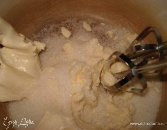 Взбить маргарин, сахар, ванильный сахар.